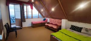 Giường trong phòng chung tại Cloud Castle, Panchalimedu