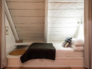 Ένα ή περισσότερα κρεβάτια σε δωμάτιο στο Quietude by the River - La dependance sur les battures