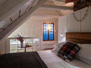 Ένα ή περισσότερα κρεβάτια σε δωμάτιο στο Quietude by the River - La dependance sur les battures