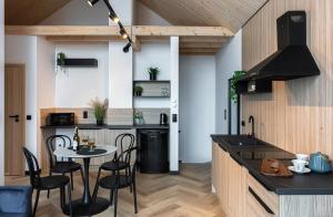 Kuchyň nebo kuchyňský kout v ubytování Apartamenty RIO Oława + 38 fotografií