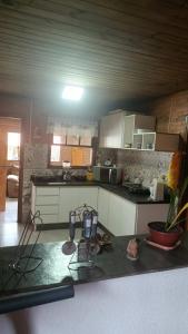 uma pequena cozinha com bancada num quarto em Chacara Sossego em Monte Sião