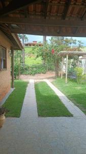 uma passagem no meio de um quintal em Chacara Sossego em Monte Sião mais 1 fotografia