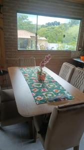 uma mesa com uma toalha de mesa com um vaso sobre ela em Chacara Sossego em Monte Sião