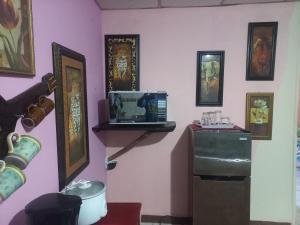 TV a/nebo společenská místnost v ubytování Beautiful air condioned villa for singles, couples, families and groups cozy stay + 19 fotografií