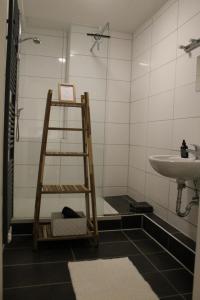 Zimmer im Zentrum mit drei Einzelbetten في بادربورن: حمام به سلم ومغسلة