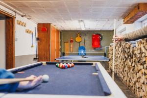 Biliár nebo kulečník v ubytování Maison 3 étoiles entre Pistes et Centre-Ville, Billiard, Ping-Pong, PS3, Cheminée, BBQ, Animaux admis