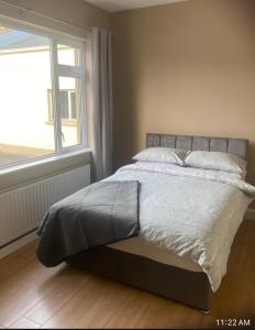 Giường trong phòng chung tại Harkins Haven