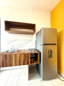 een keuken met een roestvrijstalen koelkast in een kamer bij Bellooceano in Playa del Carmen