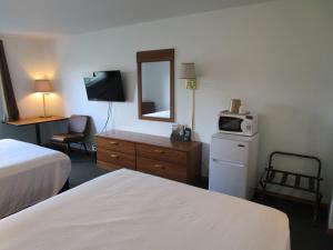 Una cama o camas en una habitación de Dakota Country Inn