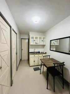 Η κουζίνα ή μικρή κουζίνα στο Nica's place at ORMOC CITY RESIDENCES DEO HOMES