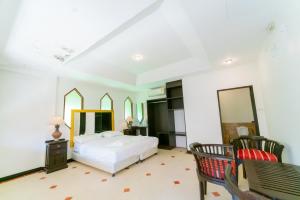 En eller flere senge i et værelse på The Elite Resort Pattaya