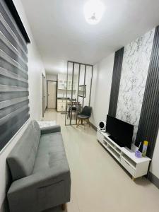 Μια τηλεόραση ή/και κέντρο ψυχαγωγίας στο Nica's place at ORMOC CITY RESIDENCES DEO HOMES