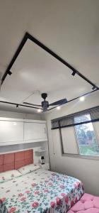 a bedroom with a bed and a window in it at Quarto em apartamento compartilhado no Jabaquara para mulheres e casal in Sao Paulo