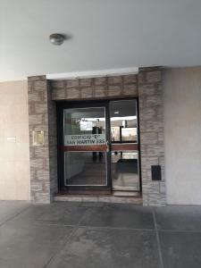 un edificio con una puerta con un letrero. en Altos Jujuy 2, en San Salvador de Jujuy 2 fotos más