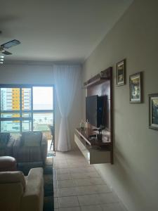 Μια τηλεόραση ή/και κέντρο ψυχαγωγίας στο Apto 2 quartos com Piscina e Vista Mar Oportunidade Única