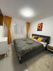 Apartament MARIO في تورك أوكن: غرفة نوم بها سرير كبير في الغرفة