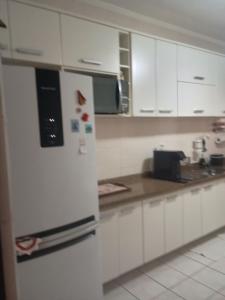 Η κουζίνα ή μικρή κουζίνα στο Apto 2 quartos com Piscina e Vista Mar Oportunidade Única +9 φωτογραφίες