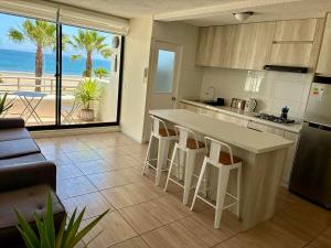 Departamento Borde Mar في كوكيمبو: مطبخ مع كونتر وإطلالة على المحيط