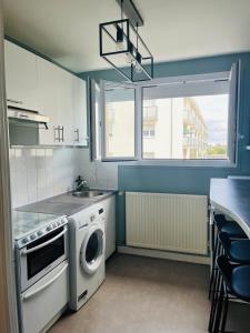 una cocina con lavadora y fregadero en Charmant T3 à Angers - parking gratuit, en Angers