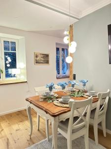 une salle à manger avec une table et des chaises en bois dans l'établissement Fewo Sand 10 - groß, à Bamberg