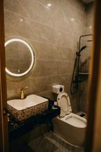 Bảo Ngọc Hotel في Cao Lãnh: حمام مع حوض ومرحاض ومرآة