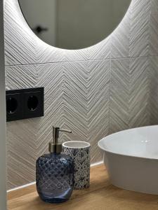 une salle de bains avec lavabo et baignoire dans l'établissement Fewo Sand 10 - groß, à Bamberg