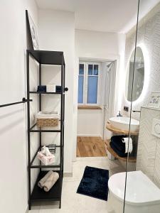 une salle de bains avec toilettes et lavabo dans l'établissement Fewo Sand 10 - groß, à Bamberg