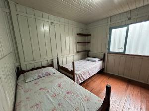 Postel nebo postele na pokoji v ubytování Casa a apenas 150 metros da Praia da Gamboa!