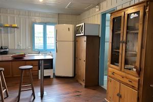 Kuchyň nebo kuchyňský kout v ubytování Casa a apenas 150 metros da Praia da Gamboa! + 15 fotografií