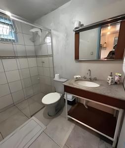 Koupelna v ubytování Casa a apenas 150 metros da Praia da Gamboa!