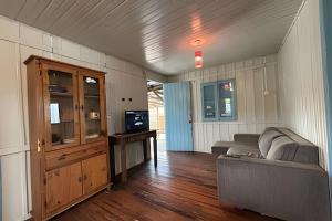 TV a/nebo společenská místnost v ubytování Casa a apenas 150 metros da Praia da Gamboa!