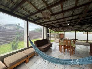 Posezení v ubytování Casa a apenas 150 metros da Praia da Gamboa!