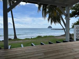 vistas al océano desde el porche de una casa de playa en Maison confortable avec vue sur la mer à Le Diamant, 48 m², en Le Diamant