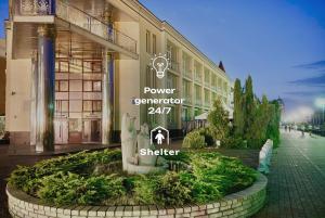 基辅Sonata Hotel的建筑物前的标志