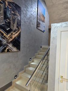 eine Treppe in einem Gebäude mit einem Bild an der Wand in der Unterkunft Kazakhstan-hostel in Astana