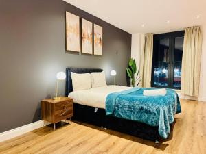 1 dormitorio con 1 cama, mesita de noche y ventana en Lux 2 Bedroom Flat Central Brentwood slp 8 Guests, en Brentwood 16 fotos más