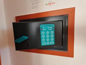 un televisor con un control remoto en una pared en Apartma Roglina, en Zreče