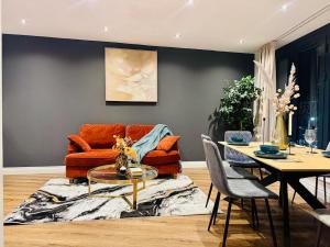 una sala de estar con un sofá y una mesa en Lux 2 Bedroom Flat Central Brentwood slp 8 Guests, en Brentwood