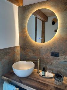 un bagno con un lavandino e uno specchio di Little Wild House a Saint Vincent Altre 13 foto