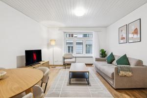 a living room with a couch and a table at Luxury 1BR in the city center - Color 5 in Zürich