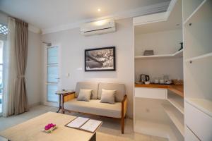 ein Wohnzimmer mit Sofa und Tisch in der Unterkunft Raaga Samudra Villa in Padangbai