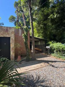 a brick house with a table and a tree at Ruca Tenglo in Mar del Plata