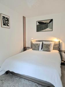 Postel nebo postele na pokoji v ubytování La longère du Moulin, logement T2 indépendant tout équipé avec cuisine, parking individuel avec portail, salon de jardin, belle grande chambre