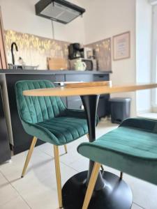 Kuchyň nebo kuchyňský kout v ubytování La longère du Moulin, logement T2 indépendant tout équipé avec cuisine, parking individuel avec portail, salon de jardin, belle grande chambre