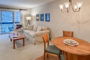 Posezení v ubytování Cozy Sugarbush Getaway