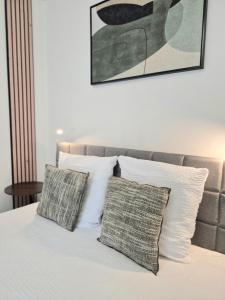 Postel nebo postele na pokoji v ubytování La longère du Moulin, logement T2 indépendant tout équipé avec cuisine, parking individuel avec portail, salon de jardin, belle grande chambre