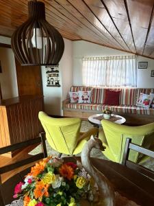 a living room with a table with a swan on it at Recanto da Vovó in Campos do Jordão