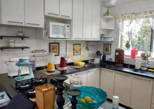 Η κουζίνα ή μικρή κουζίνα στο Hostel Curitiba Barreirinha