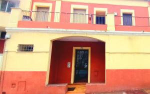 Cap d'Ail - Studio - Terrace with sea view - Malabo في كاب دايل: مبنى بابه احمر وبلكونه