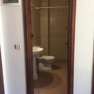 een badkamer met toilet en wastafel bij Turunç Barbaros Apart in Marmaris +17 foto's